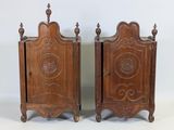 paire de lits jumeaux anciens en bois sculpté, avec têtes de lit sculptées
