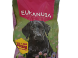 un sac de croquettes Eukanuba pour chiots sur fond blanc