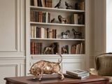 une petite table sur laquelle se trouve une statue de cochon