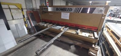 une grande machine qui se trouve dans un entrepôt