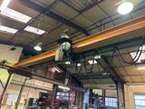 un homme travaillant sur une grue dans un immeuble