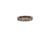une image représentant une bague d'éternité sertie de diamants sur fond blanc
