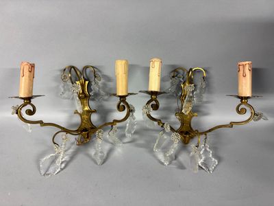 PAIRE D'APPLIQUES à deux bras de lumières en laiton et pampi…