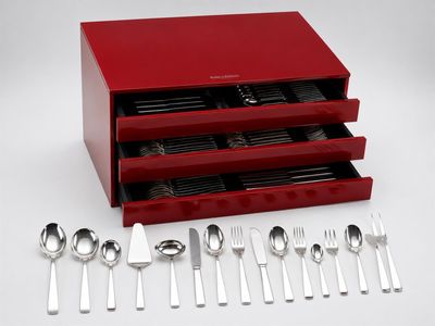 beaucoup de couverts dans une boîte rouge posée sur la table