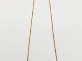 un collier « infini » en or avec une chaîne en or sur fond blanc