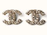deux paires de boucles d'oreilles Chanel ornées de perles