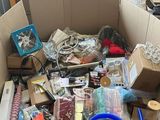 une boîte en carton remplie d'objets divers dans un garage