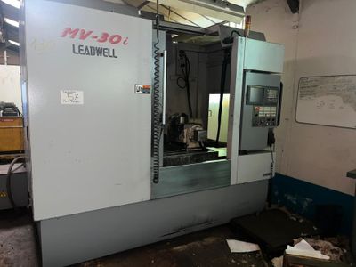 une photo d'une machine se trouvant dans un atelier