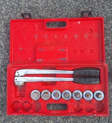 une boîte à outils rouge posée par terre