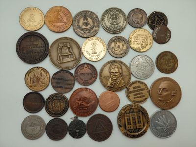 de nombreux types de pièces différents qui se trouvent sur la table