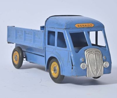 un petit camion jouet bleu posé sur une surface blanche