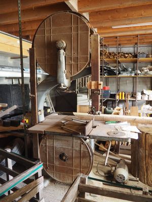 une pièce où l'on trouve beaucoup de bois et divers outils