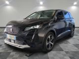 la voiture noire est garée sur un sol en damier dans le garage
