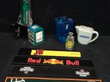 un grand nombre d'objets posés sur une table