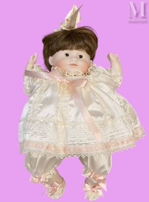 une image représentant une poupée vêtue d'une robe blanche et d'un nœud rose