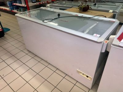 un réfrigérateur qui se trouve dans un magasin, les portes ouvertes