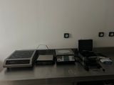 Plusieurs appareils électroniques sont posés sur une table dans une pièce.
