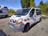 une camionnette blanche garée dans un parking