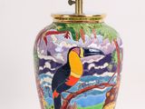 un vase coloré orné d'un oiseau, posé sur une table