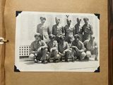 une vieille photo en noir et blanc d'une équipe de baseball posant pour une photo