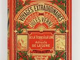 un livre rouge dont la couverture est ornée d'un motif élaboré