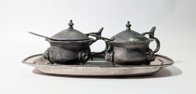 deux théières en argent posées sur un plateau en argent, lui-même posé sur une table blanche
