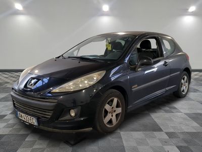 la photo d'une voiture noire garée dans un garage