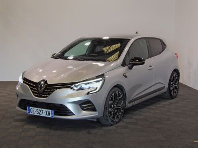 l'avant d'une voiture argentée dans un showroom au sol en damier