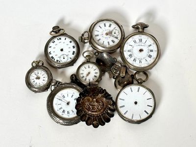 tout un tas d'horloges posées sur une table
