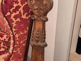 un grand poteau en bois posé devant un miroir