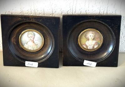 paire de portraits miniatures anciens représentant des dames, dans des cadres noirs