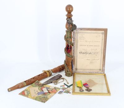 une photo représentant un cadre, un cadre et d'autres objets posés sur une table