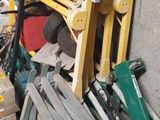 une pile d'objets hétéroclites dans un garage