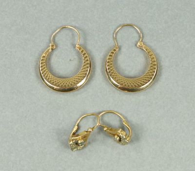 deux paires de boucles d'oreilles en or et une paire de boucles d'oreilles en or
