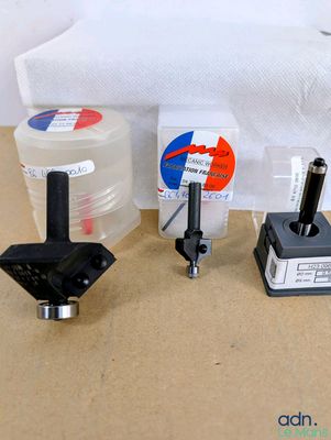 un grand nombre d'outils posés sur une table