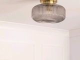 une lampe suspendue au plafond de la pièce
