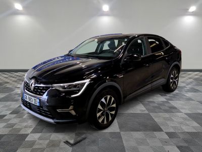le 4x4 noir est garé sur le sol en damier d'un garage