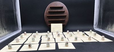 une table sur laquelle sont posés de nombreux petits objets