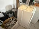 une photo d'un lave-linge et d'un sèche-linge dans une cuisine