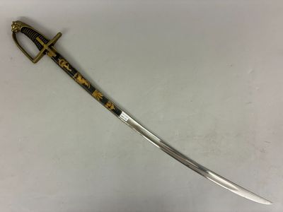 une épée dont la poignée est dorée et noire sur un fond blanc
