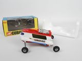 une maquette rouge et blanche d'un petit avion avec une boîte