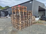 une grande pile de palettes posée devant un bâtiment