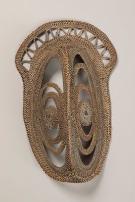 un gros plan d'un objet décoratif sur un mur blanc