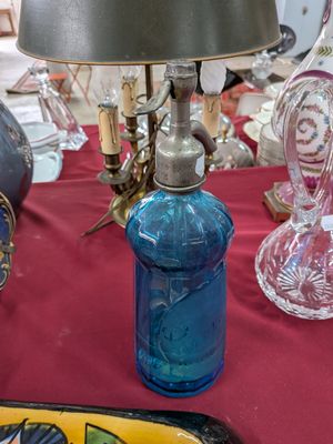 une table recouverte d'une nappe rouge, sur laquelle se trouve une lampe