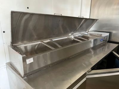 un plan de travail en acier inoxydable dans une cuisine commerciale