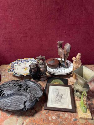 une table sur laquelle se trouvent de nombreux objets