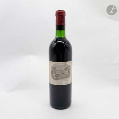 une bouteille de vin posée sur une table