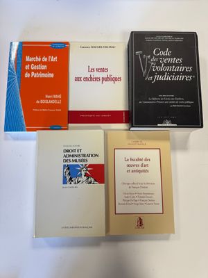 plusieurs livres sont posés sur une table recouverte d'une nappe blanche