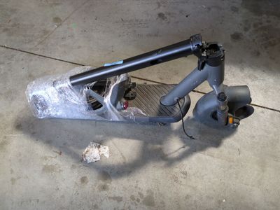 un scooter posé par terre dans le garage