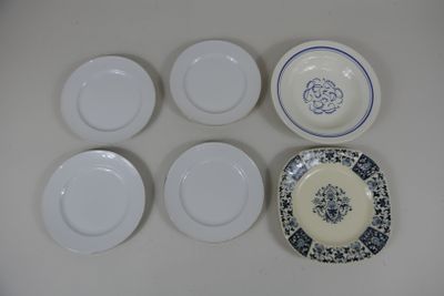 Deux assiettes en faïence de Gien à décor bleu sur fond blan…